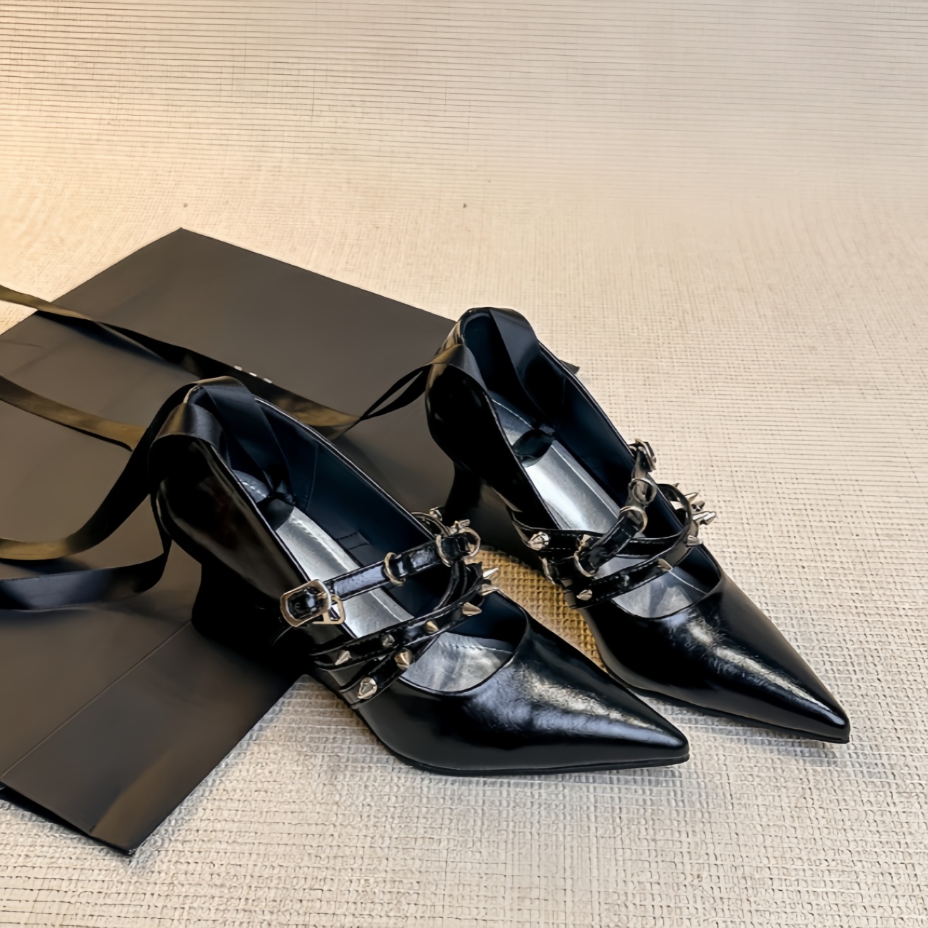 Women's Black Patent Leather P - Ribbon Tie Heel 评论和价格